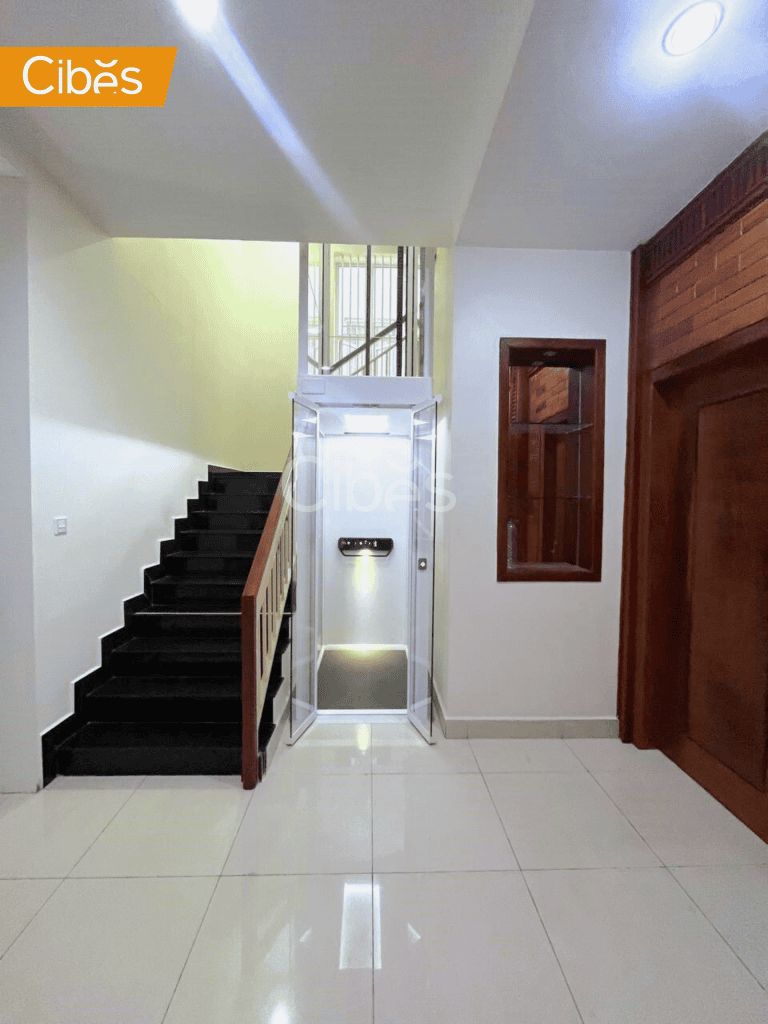 Compact-elevator-between-staircases