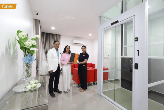ជណ្តើរយន្តសម្រាប់ផ្ទះពណ៌សនៅក្នុងផ្ទះដែលបានសាងសង់រួច បង្ហាញពីការតម្លើងស្អាត និងមានផលប៉ះពាល់តិចលើរចនាសម្ព័ន្ធ។