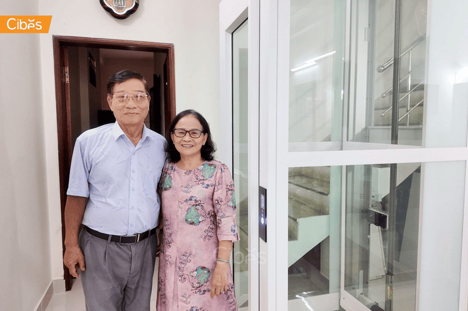 ជណ្តើរយន្តកញ្ចក់ក្នុងផ្ទះឯកជនមួយ ដែលជួយឱ្យគូស្វាមីភរិយាវ័យចំណាស់ ធ្វើដំណើរឡើងចុះ បានដោយសុវត្ថិភាព។
