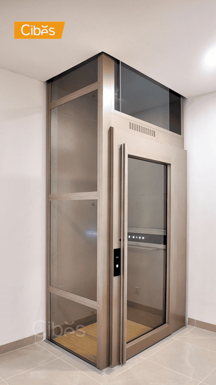 Cibes Voyager homelift ដំឡើងក្បែរជណ្តើរជើងនៅក្នុងផ្ទះឯកជនទំនើបមួយនៅកម្ពុជា។