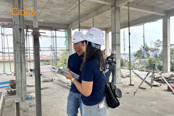 ក្រុមការងារ Cibes Lift Cambodia កំពុងពិនិត្យស្ថានភាពទីតាំងសម្រាប់ការដំឡើងជណ្ដើរយន្តប្រព័ន្ធវីសស្ពឺ។